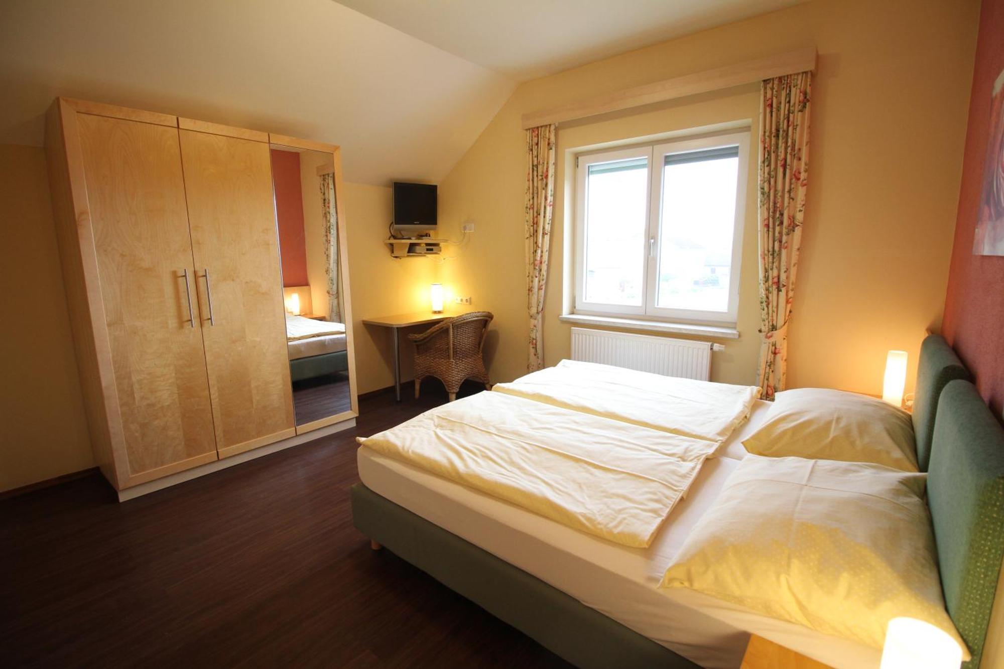 Rosenhotel - Serviced Apartments Zwentendorf Екстериор снимка