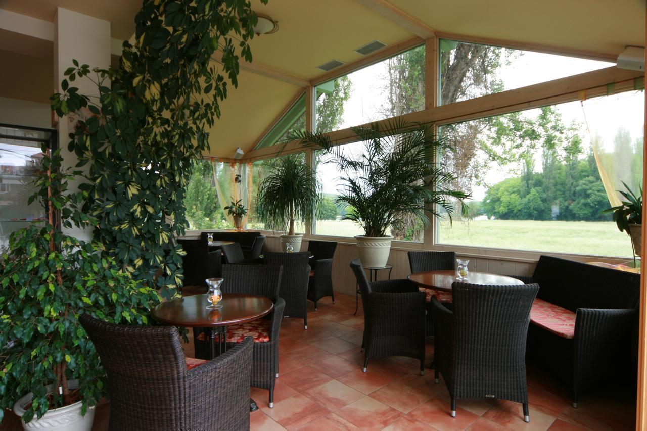 Rosenhotel - Serviced Apartments Zwentendorf Екстериор снимка